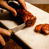 Persona cortando Chorizo artesano muy picante Arrrea sobre una tabla. Pueblo.